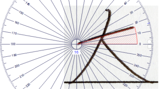 筆跡鑑定で横画の角度を計測している様子