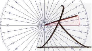 筆跡鑑定で横画の角度を計測している様子